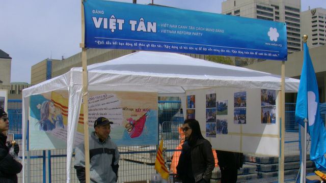 Viet_Tan_Party_(Đảng_Việt_Tân)_infobooth_and_recruitment_centre.jpg