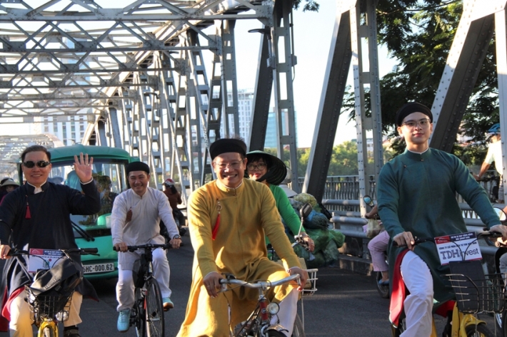 Ao Dai Week 2024.jpg